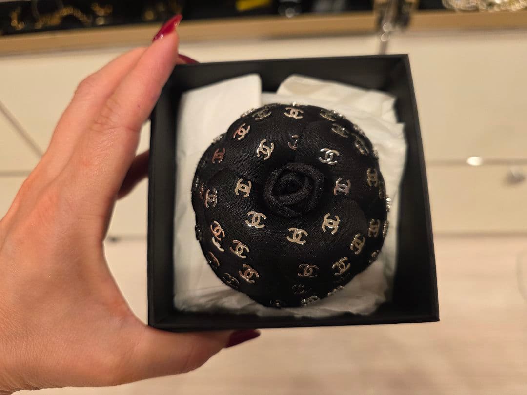 新品未使用CHANEL ブラック CCマークたっぷりカメリアブローチ 中古・古着通販】CHANEL (シャネル) カメリアブローチ ブラック