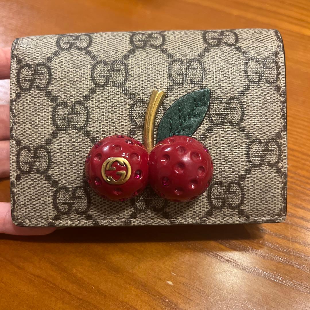 あんしん鑑定】【限定価格】Gucci チェリー装飾 二つ折り財布 - メルカリ