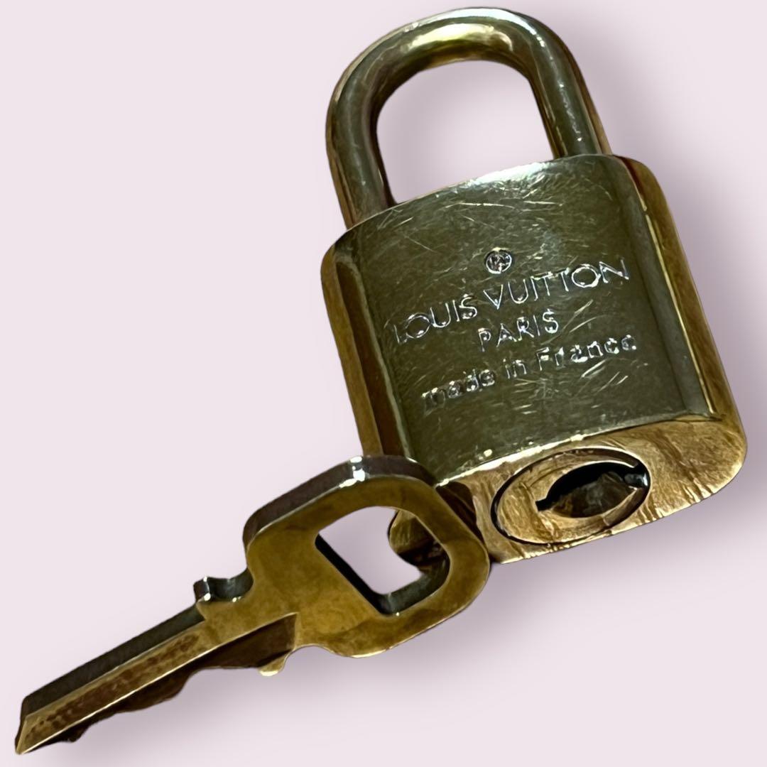 ルイヴィトン 南京錠 本物 パドロック 鍵 キー ゴールド系 - メルカリ