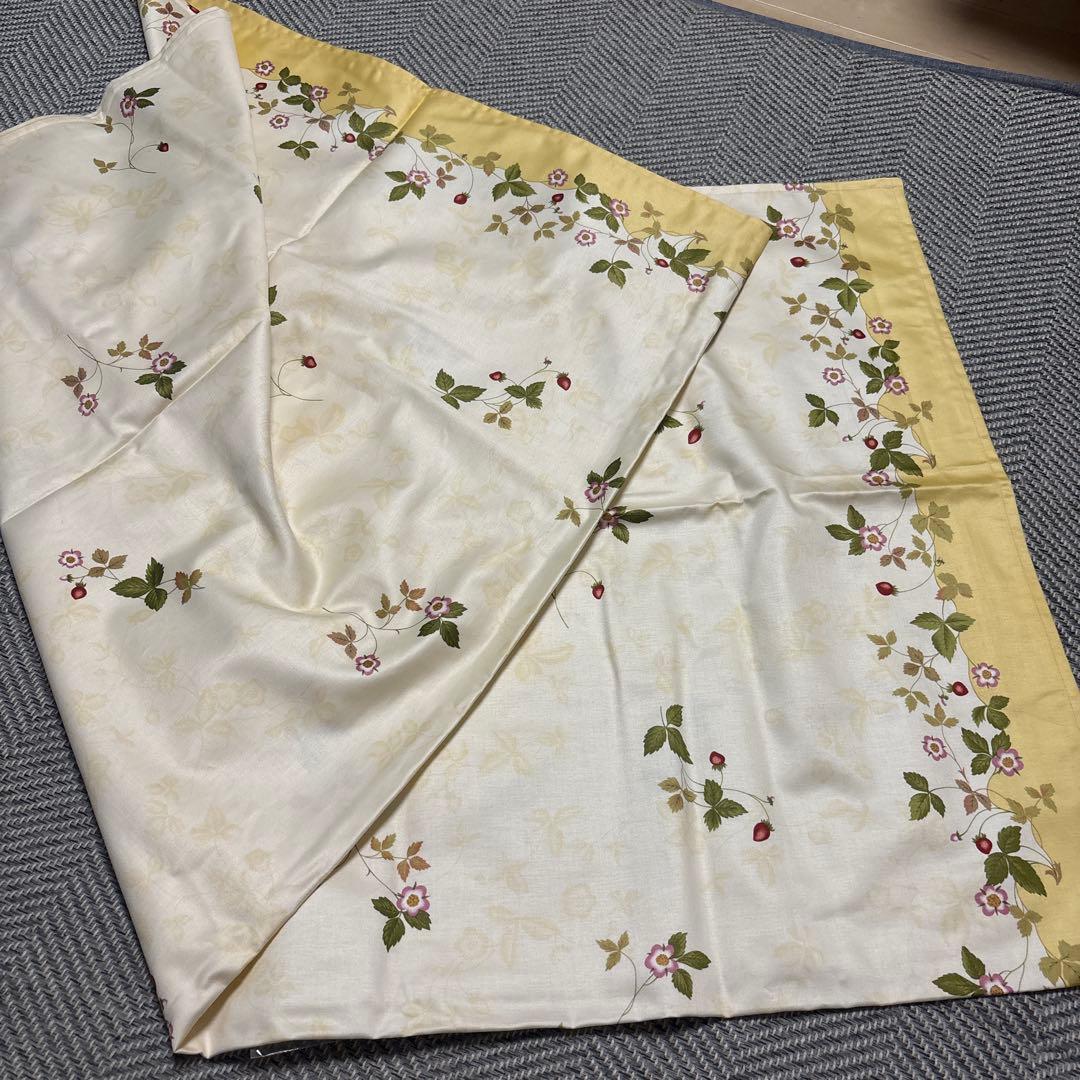 お値下げ❤️WEDGWOOD ワイルドストロベリーテーブルクロス 約130×130