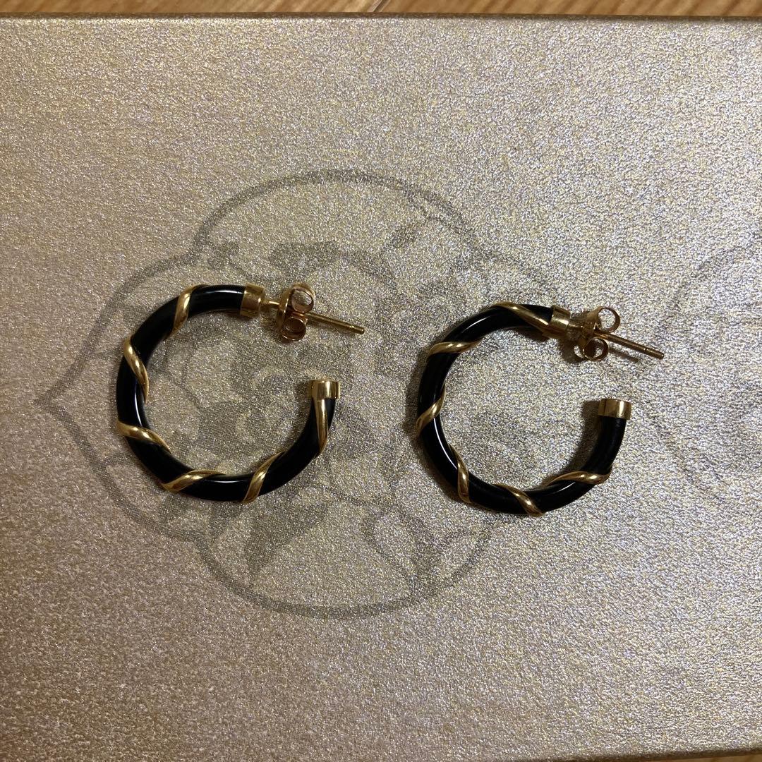 オニキスと18Kゴールドのツイストフープピアス