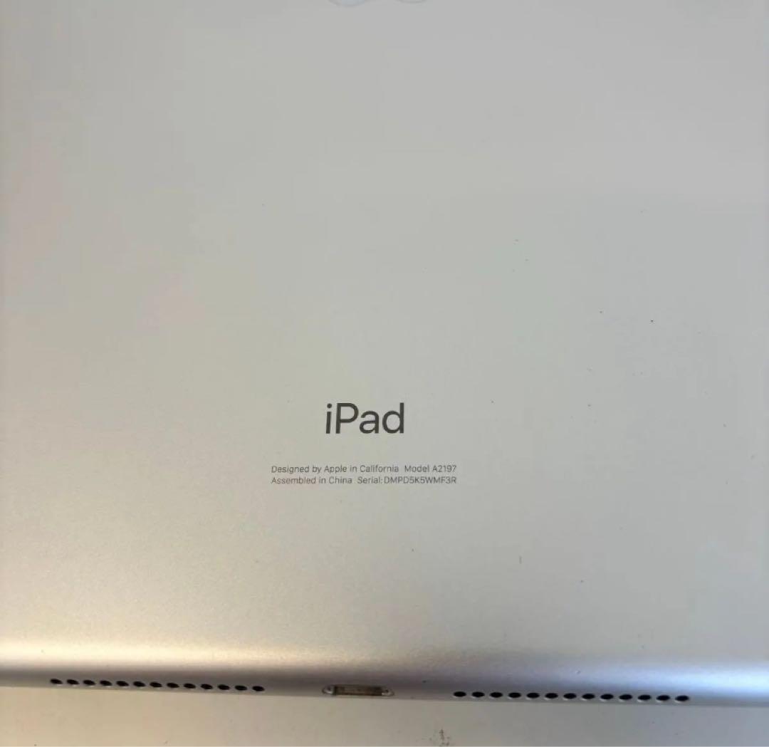 第7世代】iPad2019 Wi-Fi 128GB シルバー ケース2個付き