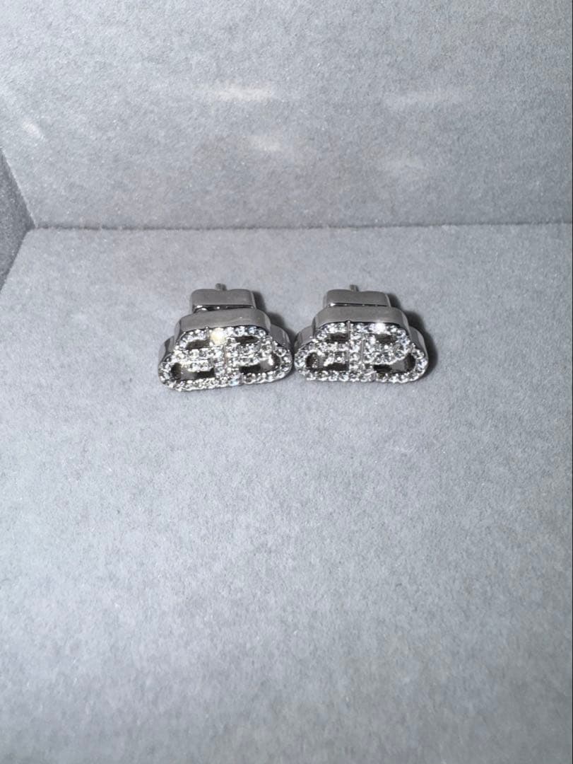 バレンシアガ BALENCIAGA ライフストーンピアス - メルカリ