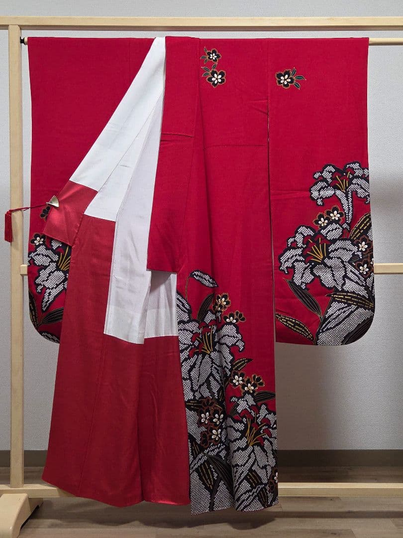 E◇着物くつろぎ 百合の花模様 金彩 金駒刺繍 赤 黒 正絹 振袖