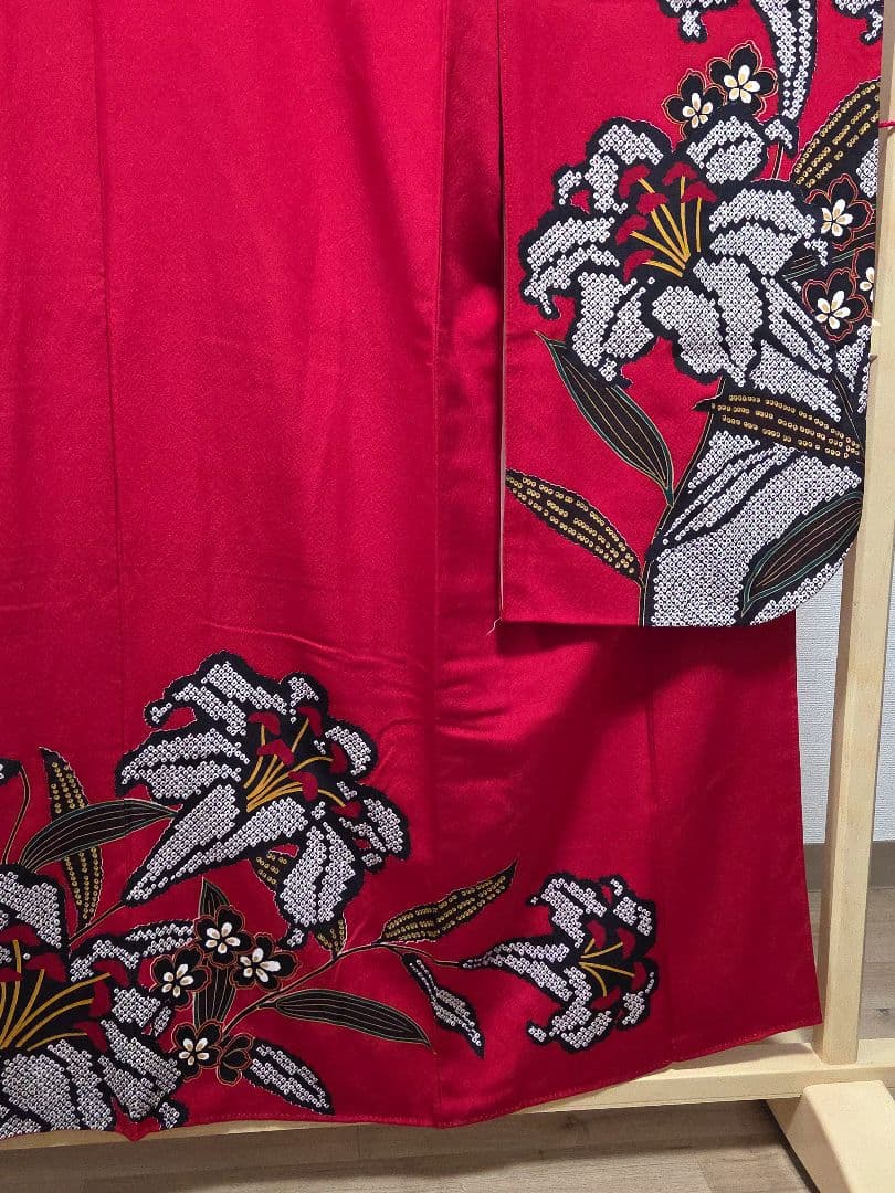 E◇着物くつろぎ 百合の花模様 金彩 金駒刺繍 赤 黒 正絹 振袖