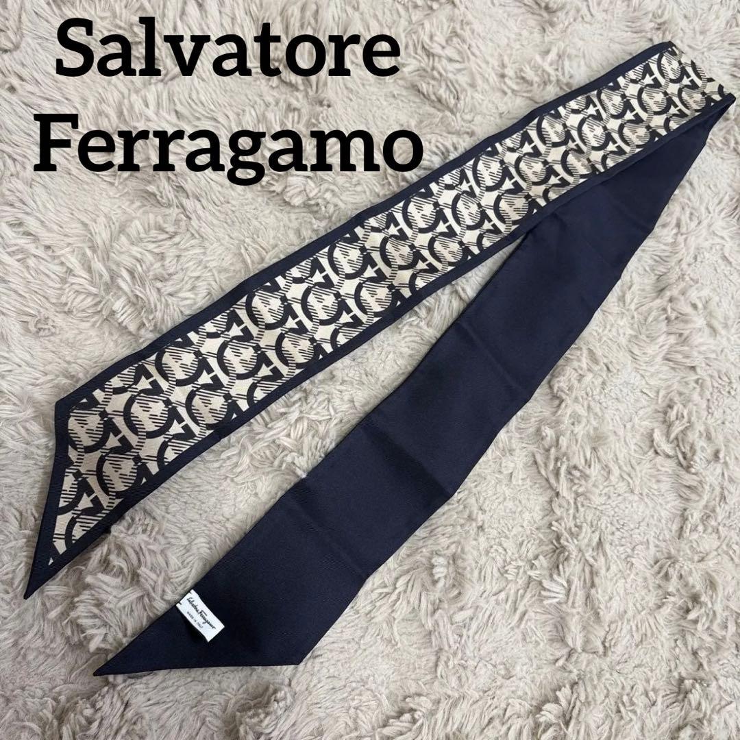サルヴァトーレフェラガモ ガンチーニ柄 総柄 ネイビー×ベージュ バンドゥ サルヴァトーレフェラガモ ガンチーニ柄 総柄 ネイビー×ベージュ
