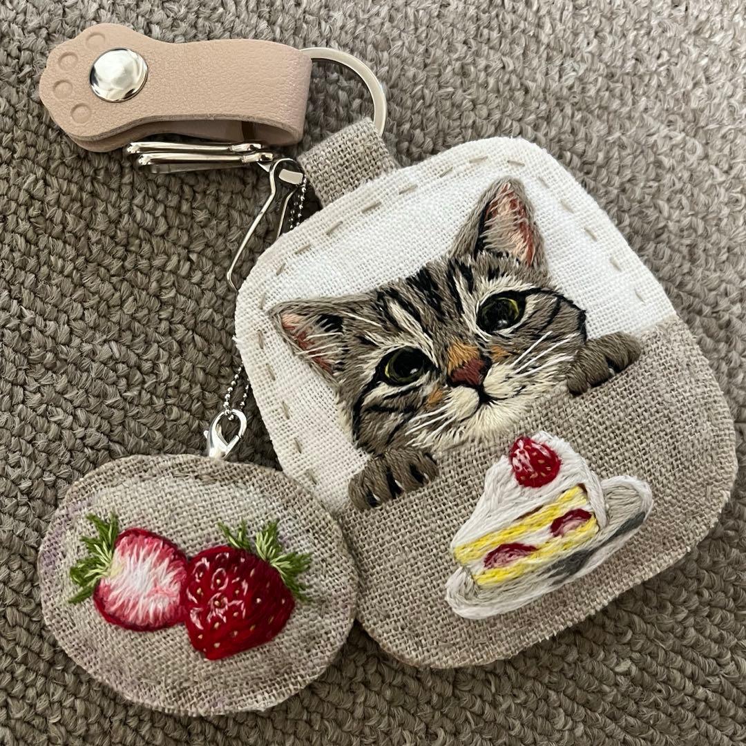 m*上様 ハンドメイド刺繍キーホルダー　キジトラさんとショートケーキ 楽天市場】猫キーホルダー シルク両面刺繍 トラ猫 キジトラ キャット