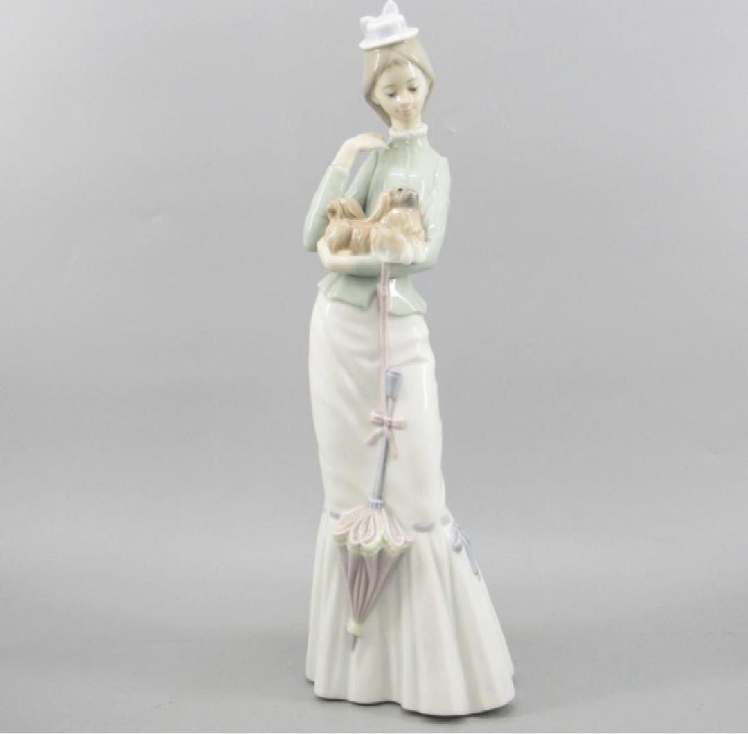 リヤドロ 仔犬を抱く貴婦人 置物