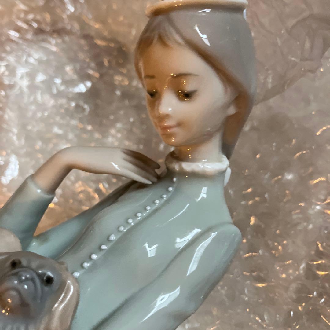 リヤドロ 仔犬を抱く貴婦人 置物