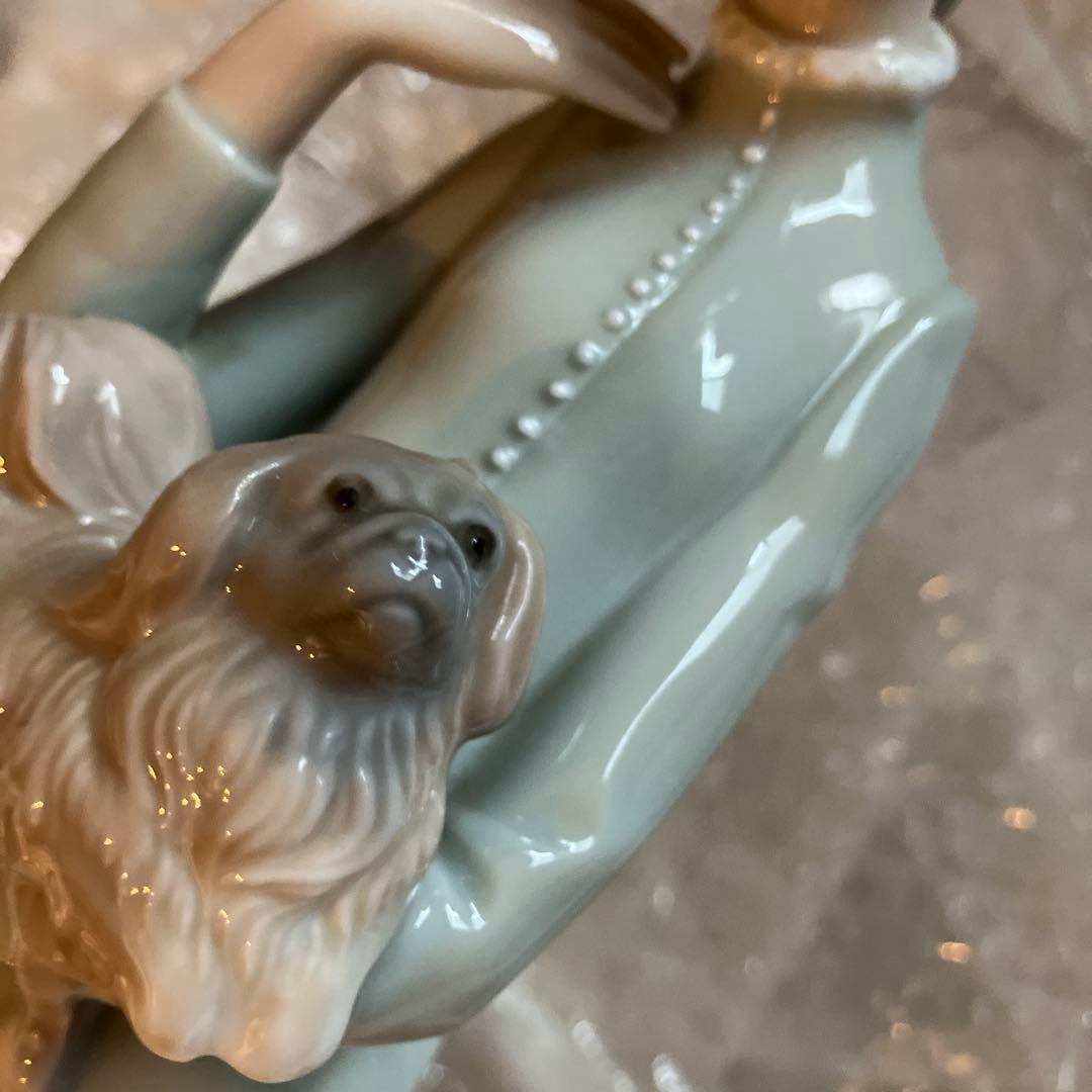 リヤドロ 仔犬を抱く貴婦人 置物