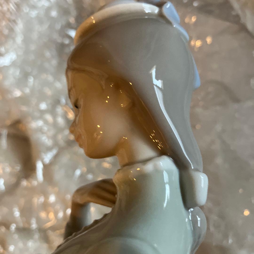 リヤドロ 仔犬を抱く貴婦人 置物