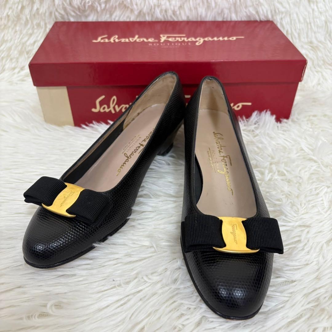美品✨ フェラガモ ヴァラパンプス パンプス リザード型押し 金ロゴ リボン 美品✨フェラガモ リザード型押し ヴァラ リボン パンプス 5 1/2 C