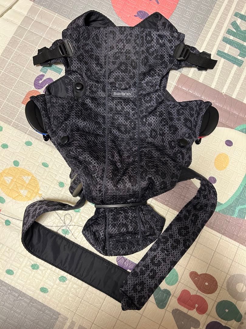ベビービョルン ベビーキャリアmini レオパード - メルカリ