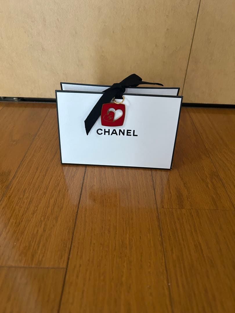 CHANEL ギフトボックス チャーム付き - メルカリ