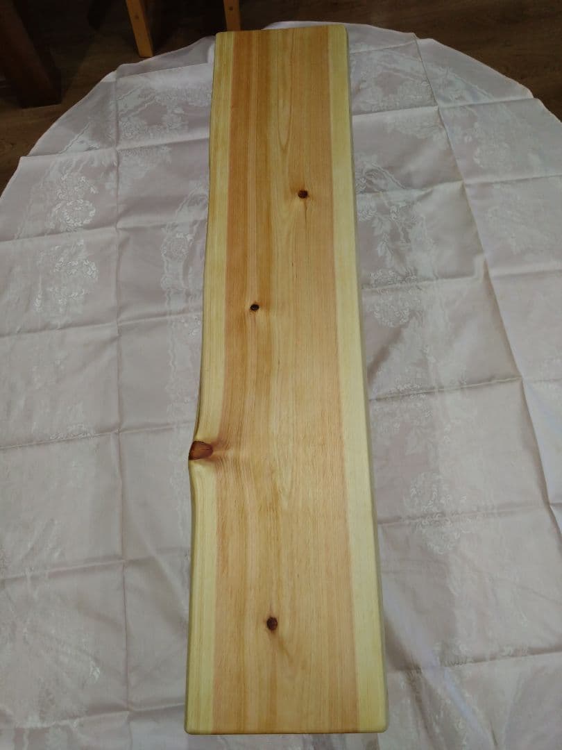 檜のベンチ（71）樹齢約70年、檜の原木の模様、年輪が綺麗に出ており