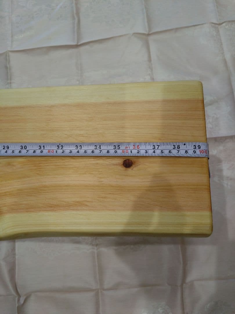 檜のベンチ（71）樹齢約70年、檜の原木の模様、年輪が綺麗に出ており