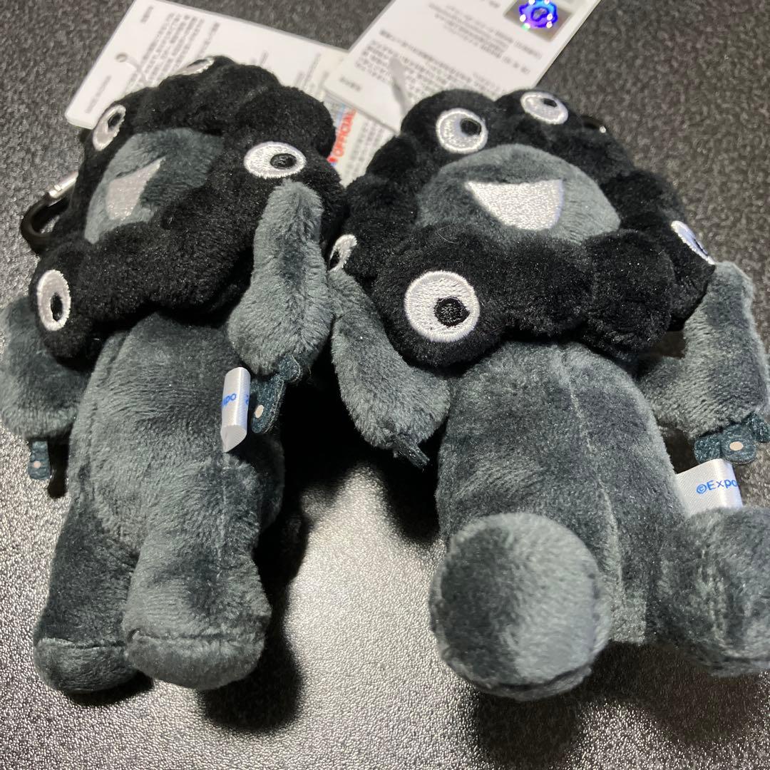 黒ミャクミャク カラビナ マスコット ぬいぐるみ 座り 立ち 2体セット