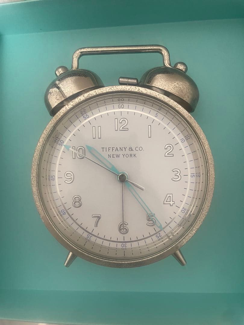 ぼ*び様 Tiffany & Co. ティファニー 置時計 目覚まし時計シルバー 月曜の朝も超前向きになれる、ティファニーの目覚まし時計はいかが