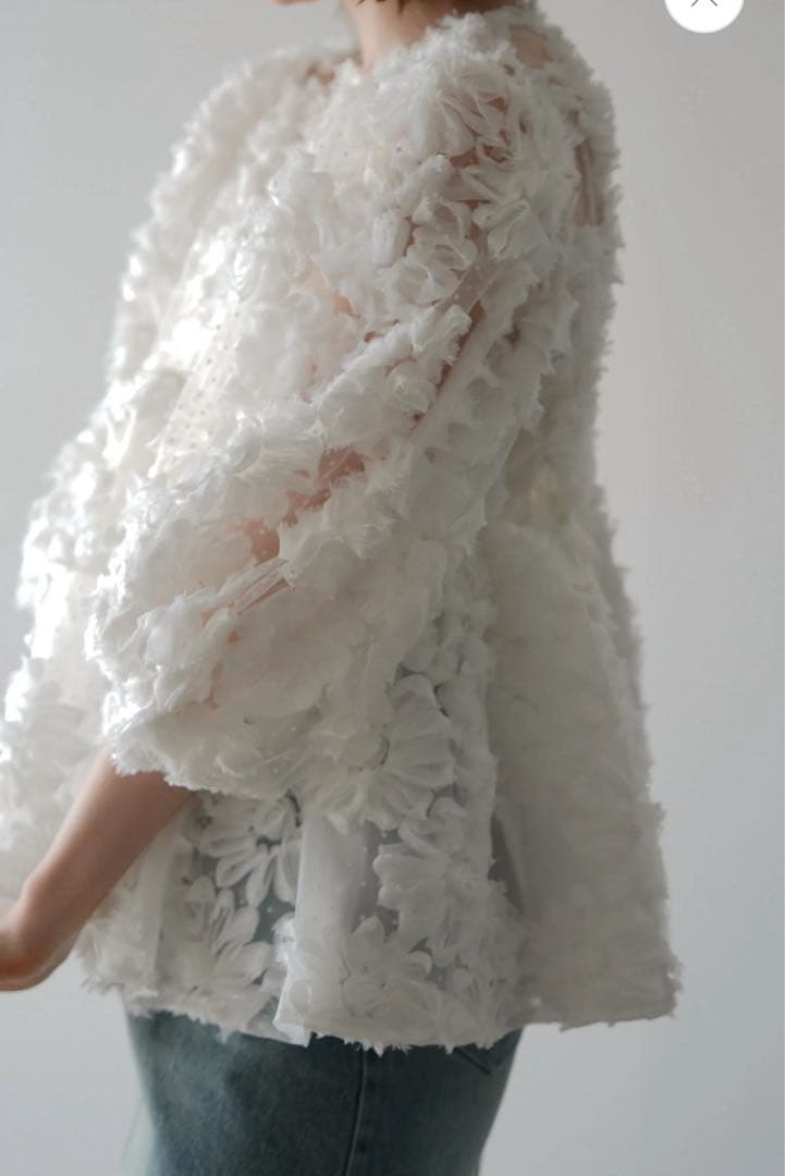 Acka. flower peplum blouse / white