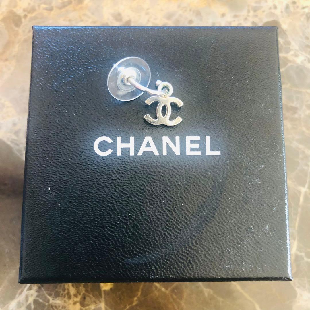 CHANEL 片耳用ピアス シルバー調 ロゴ CHANEL（シャネル） ピアス ロゴ シルバー925 シルバー アクセサリー