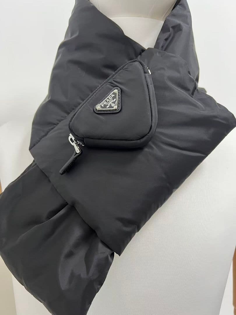 PRADA ブラック マフラー ポケット付き　新品同様 プラダ PRADA マフラー ロゴプレート カシミヤ ポケット付き ブラック