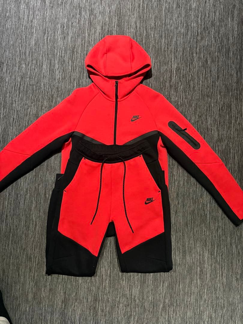 NIKE テックフリース 赤黒 S 正規品 希少品 - メルカリ