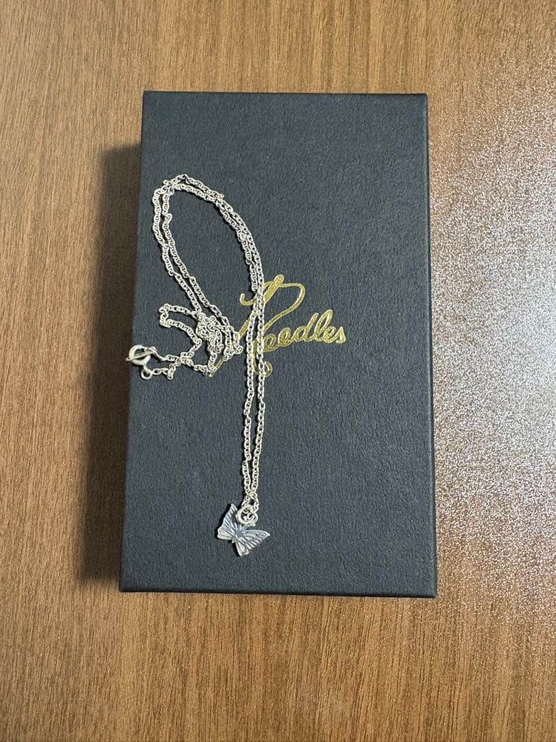 Needles シルバー パピヨンネックレス すぐ届く□Needles□パピヨン ネックレス シルバー ロゴ (Needles