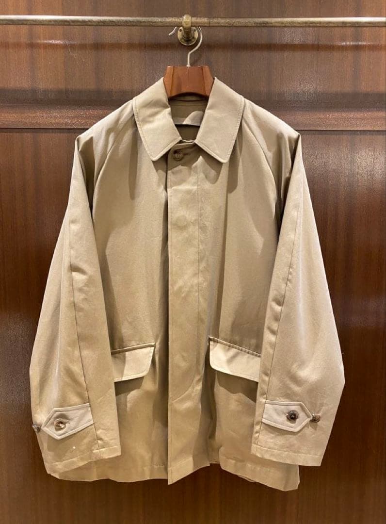 invertere インバーティア　カーコート　40 BEAMS F 別注 INVERTERE〉現代的にアップデートされた別注のカーコートを