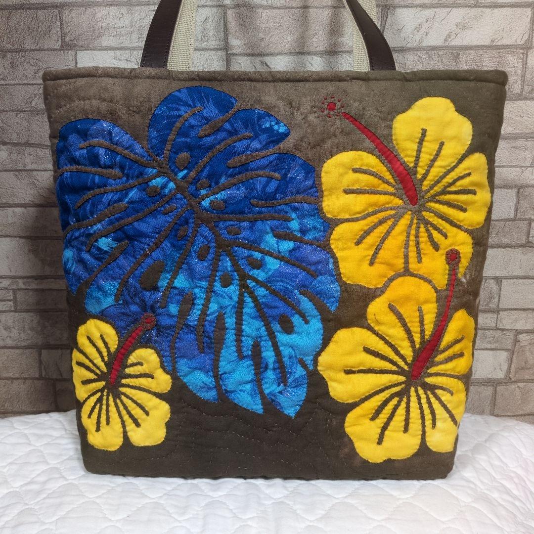 モンステラとハイビスカスのハワイアンキルトバッグ　　ハンドメイド ハワイアンキルト ハンドバッグ むら染め ブルー ハイビスカス