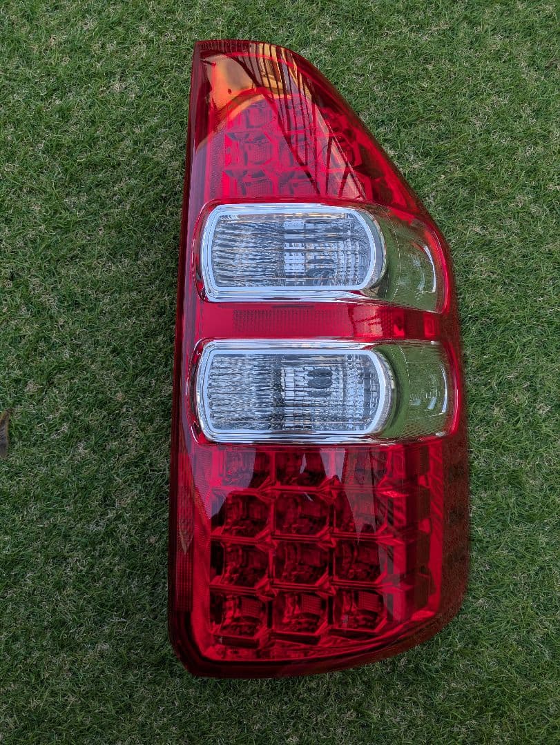 ノア70純正テールランプ （右側のみ） ノア70純正テールランプ （右側のみ） （右側のみ） ノア70純正