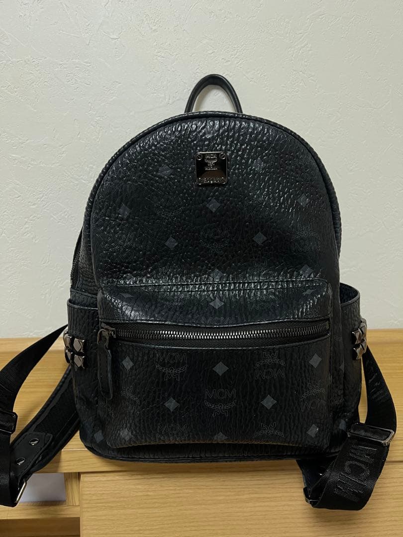 MCM グレー ロゴプリント リュック - メルカリ