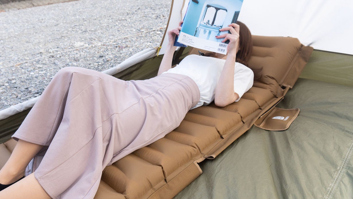 コットの進化系！極厚10cmのマットが一体に！キャンプ泊に沼るエアー