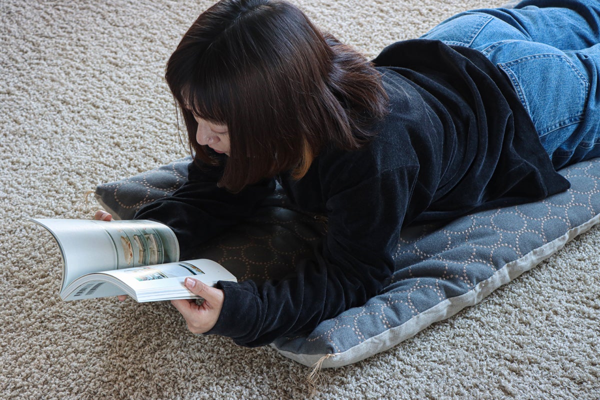 使うほどに愛着がわく。ミナ ペルホネンの生地を使った長座布団とミニ