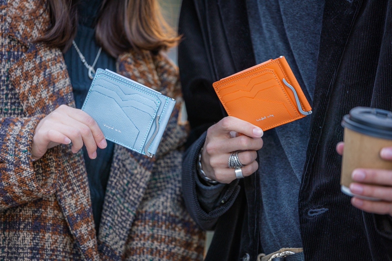 最薄を目指し機能的で使いやすい『折りたたまないマネークリップ財布