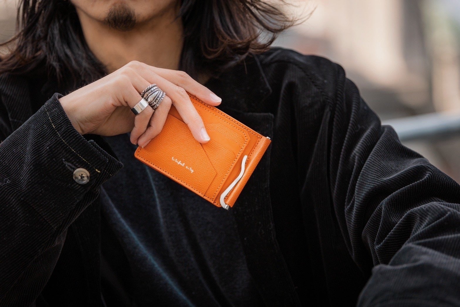 最薄を目指し機能的で使いやすい『折りたたまないマネークリップ財布