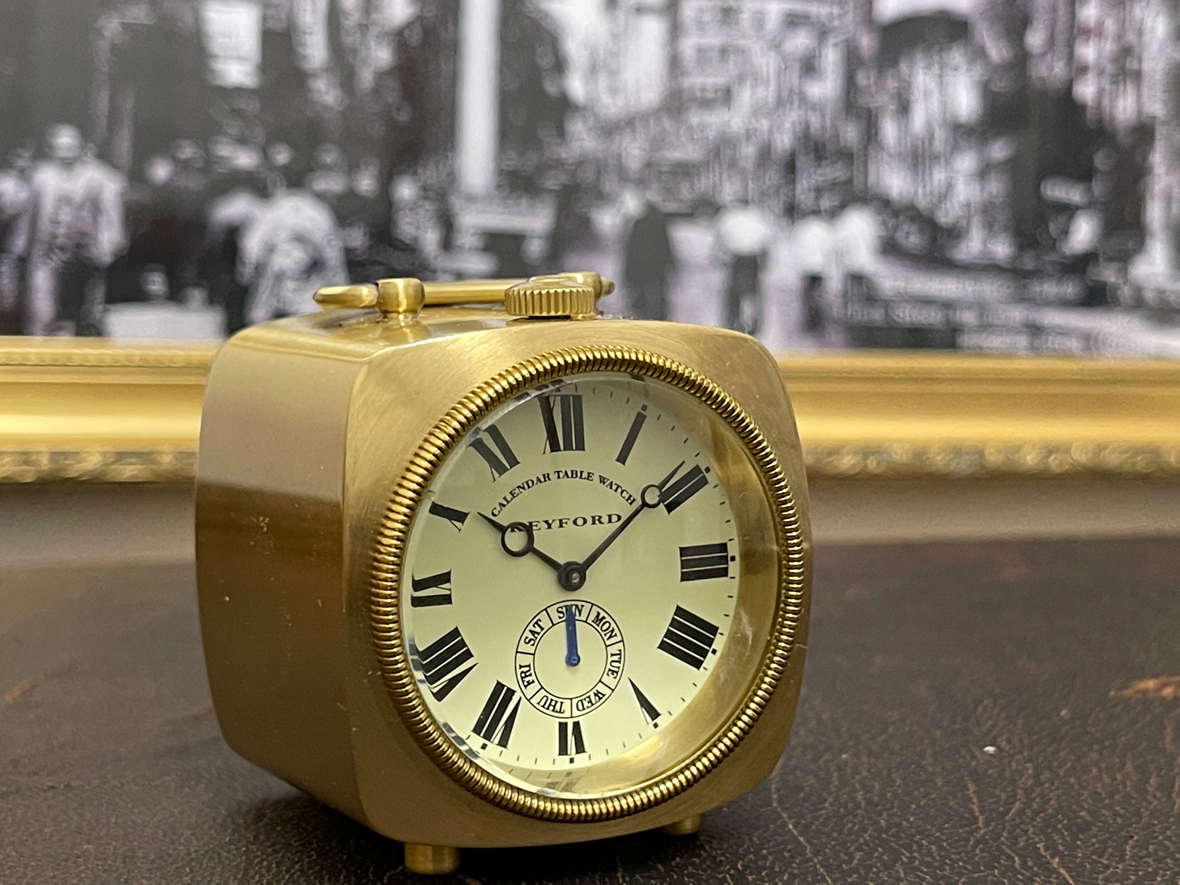 目指すは100年後にも愛されるアンティーク置時計 グラブテーブル