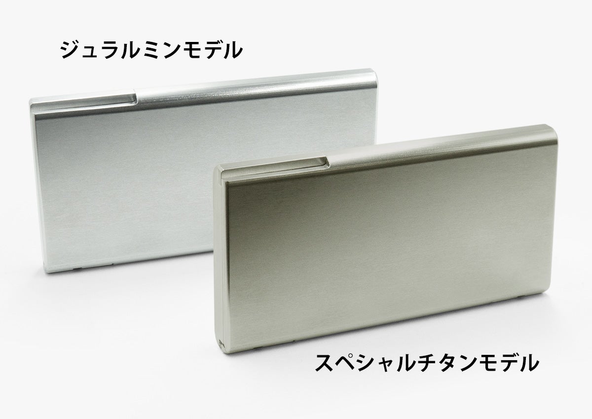 航空機素材のロングメタルウォレット スマートな支払いでお会計シーン