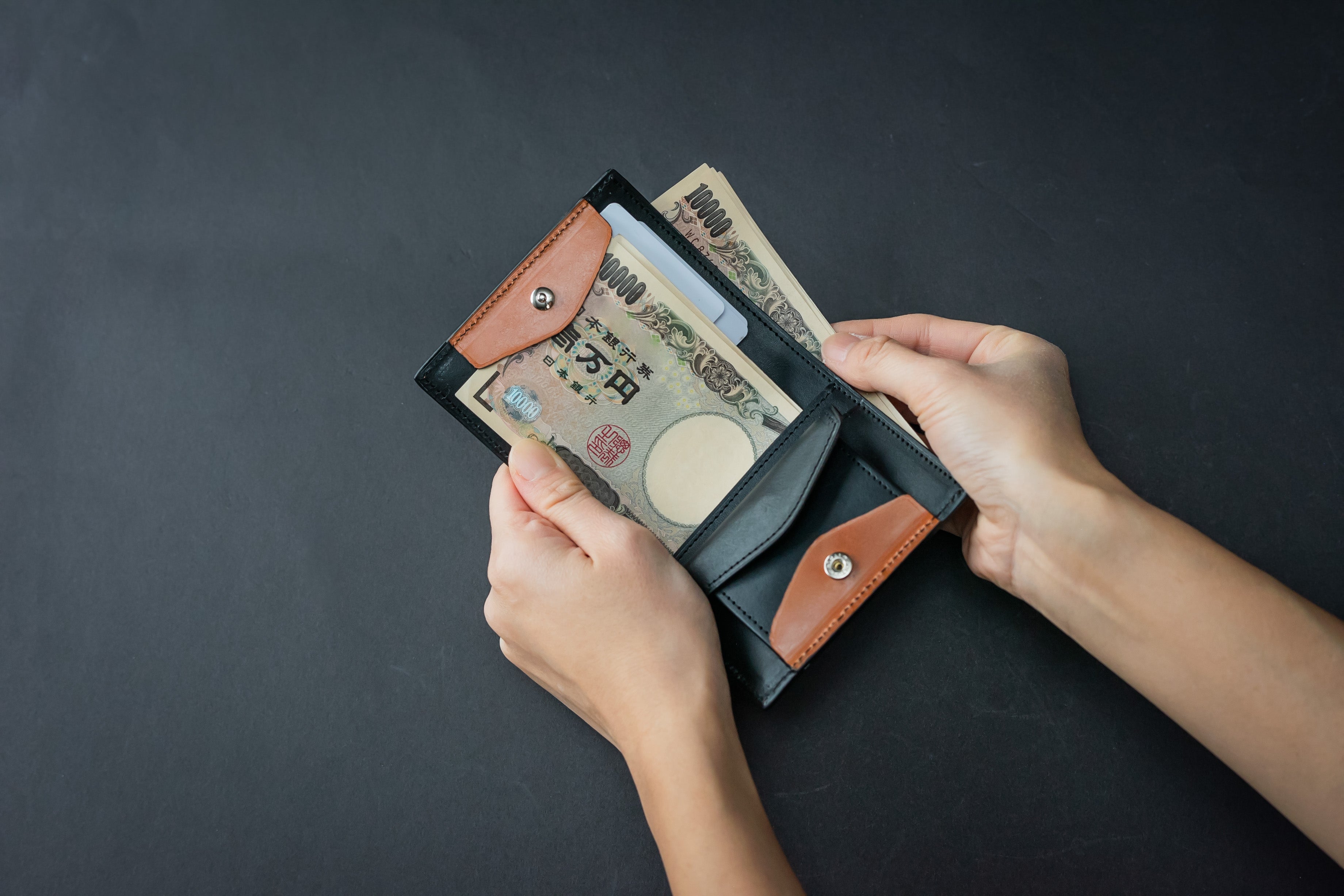 財布職人が最小の限界に挑んだ「メンズのための極小二つ折り財布