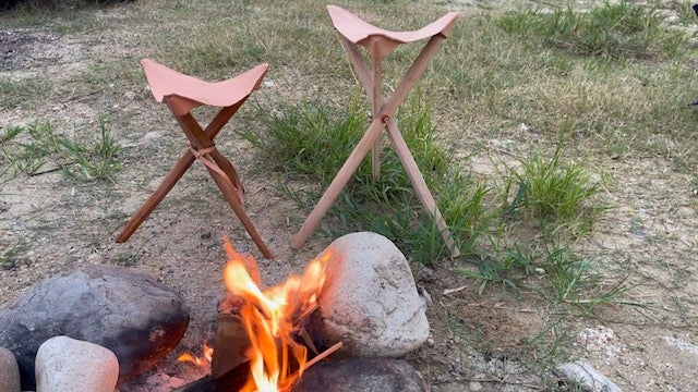 アウトドアで大活躍。畳むと一本の棒になる、天然木と本革の手作り