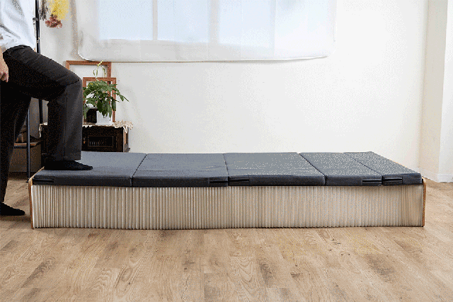 驚きの最薄9cm。ソファにも変化し、お部屋の使い道を広げる