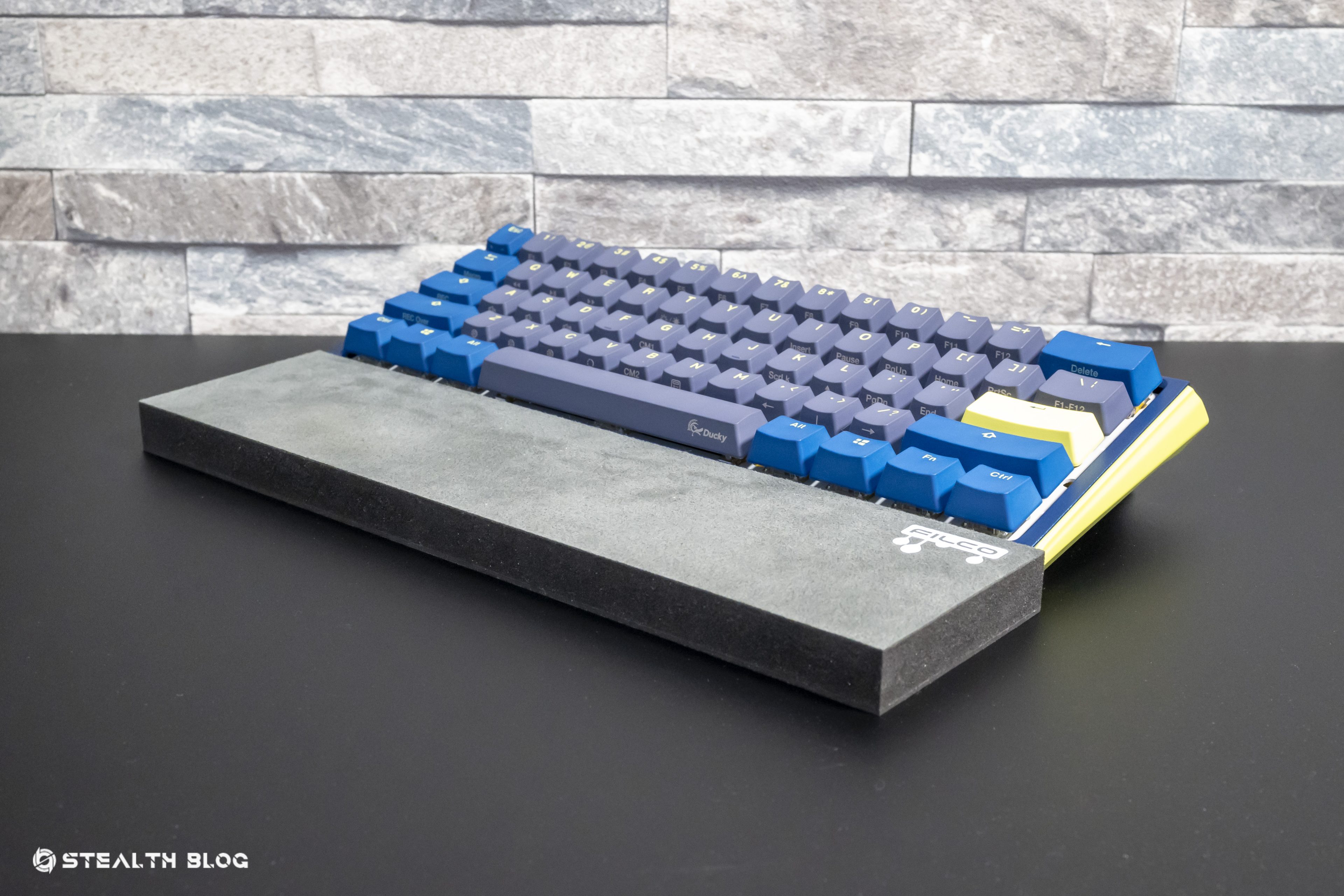 ホットスワップで自分好みの打鍵感にカスタマイズ！Ducky One 3 mini