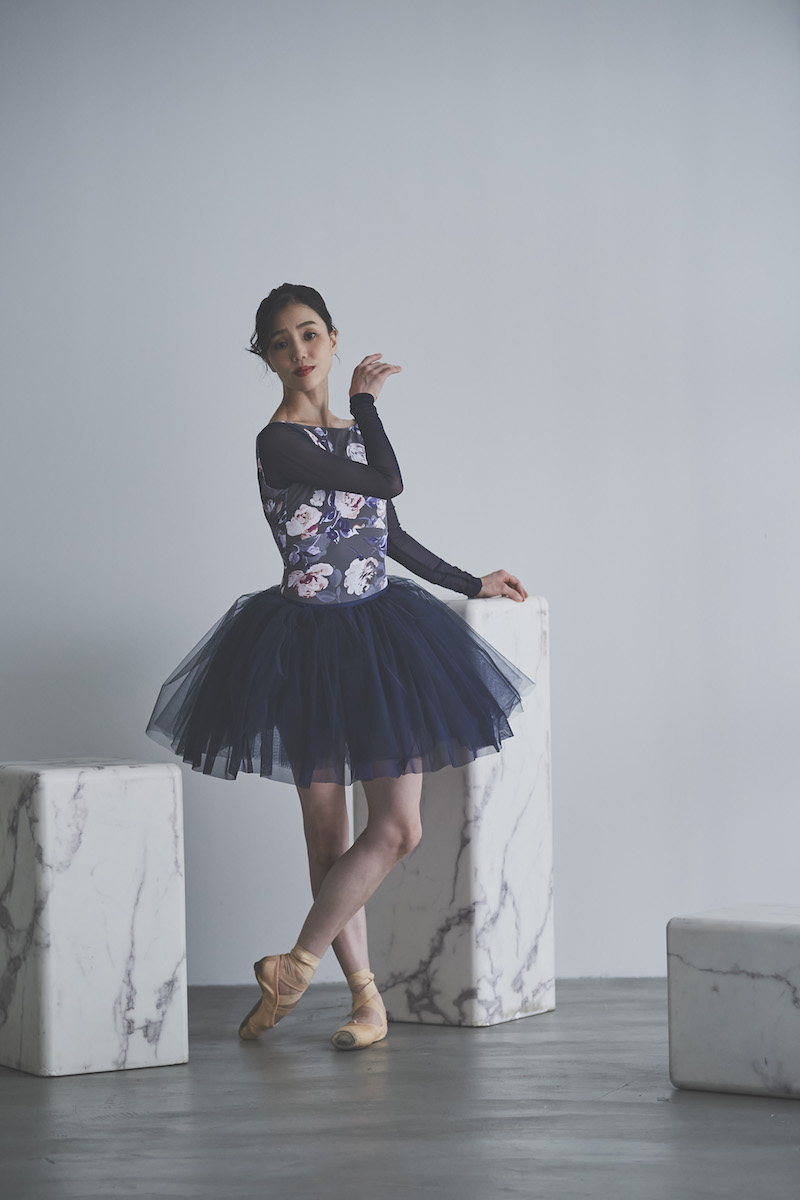 stina / type O square / Joy flower charcoal gray