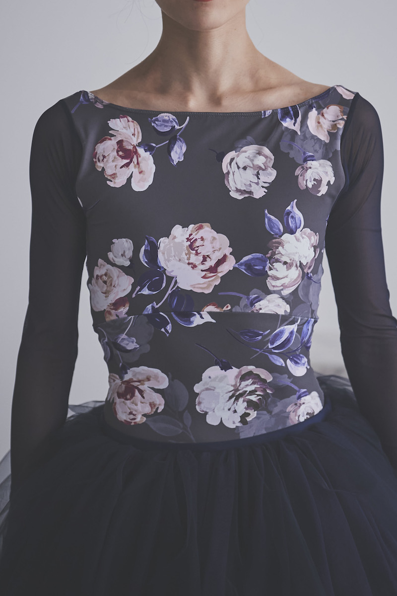 stina / type O square / Joy flower charcoal gray