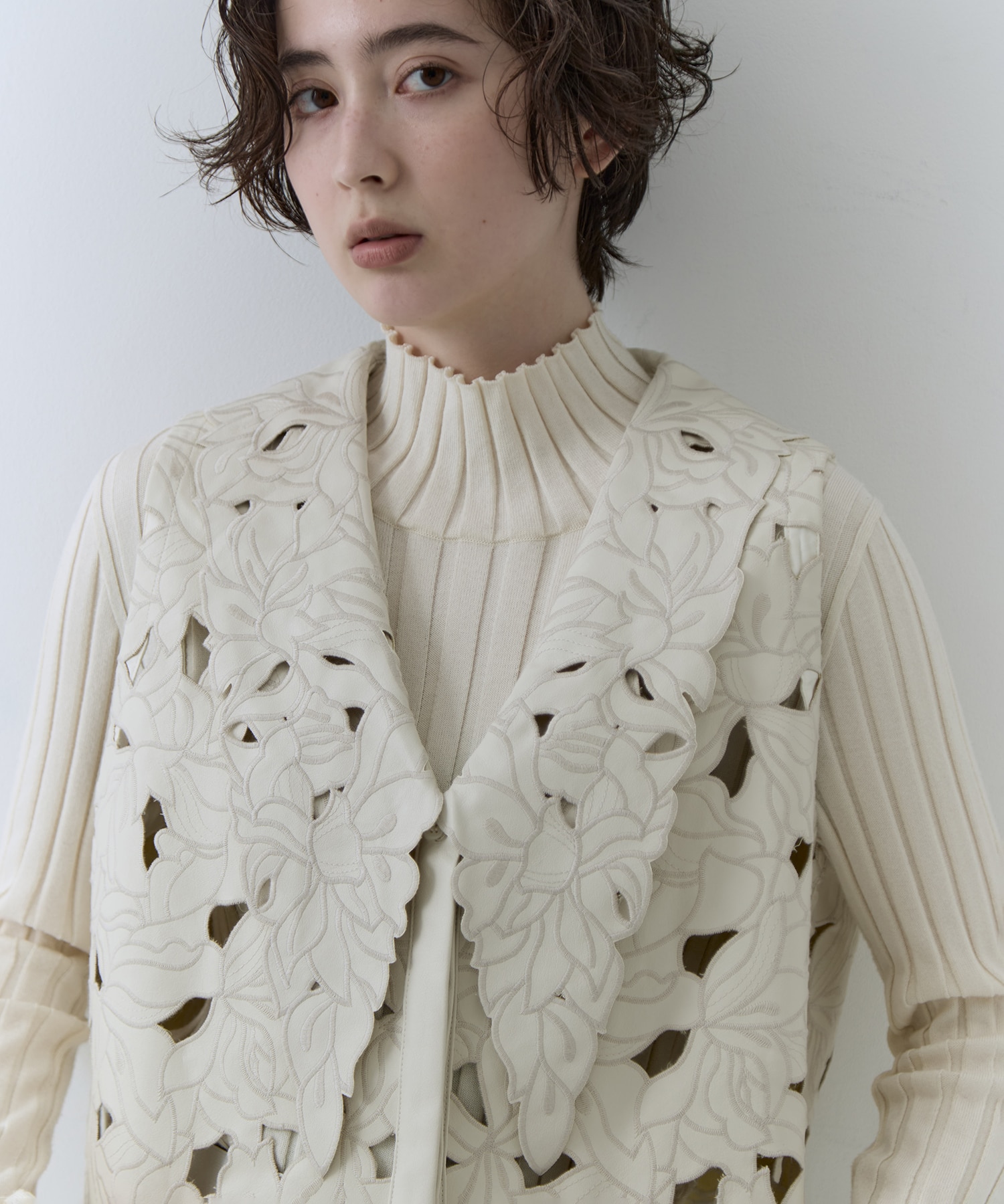 UND LACE CUTWORK VEST TOP(FREE IVORY): AMERI: WOMENS｜ STUDIOUS