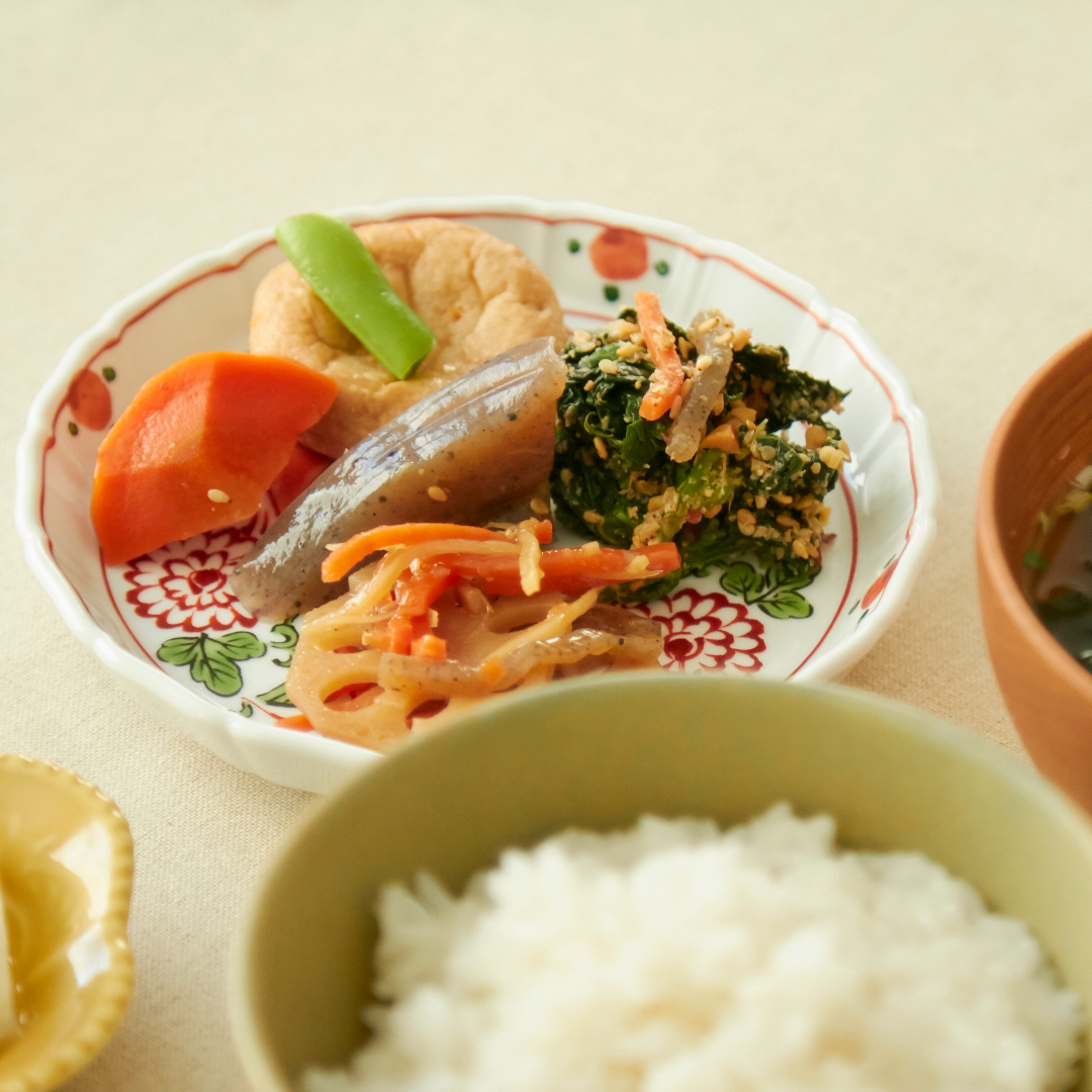 与山窯 桔梗渕4.5寸皿 南京赤絵 -ハレの日の席を彩り豊かに演出する