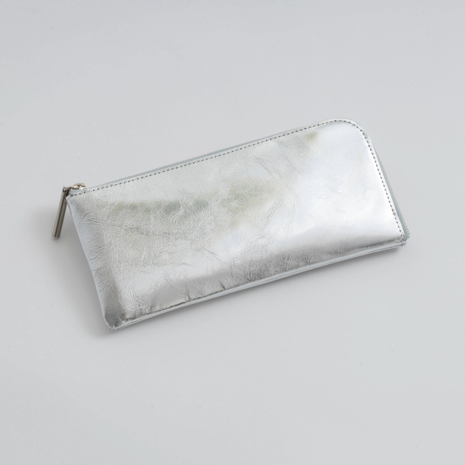 POMTATA/PACO L ZIP ロングウォレット -メタリックレザーの輝きが