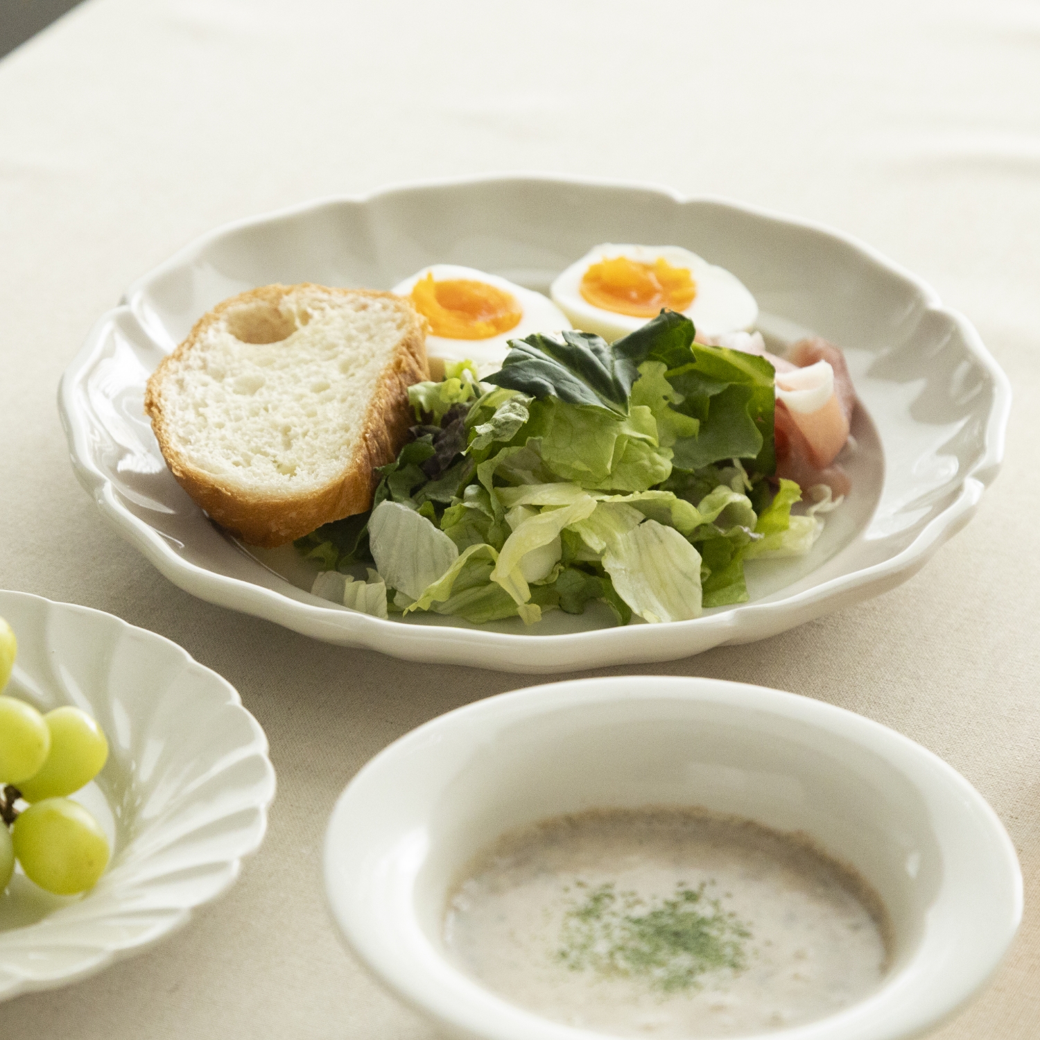 かもめ製作所/花リムプレート -日常使いしやすい、アンティークのよう