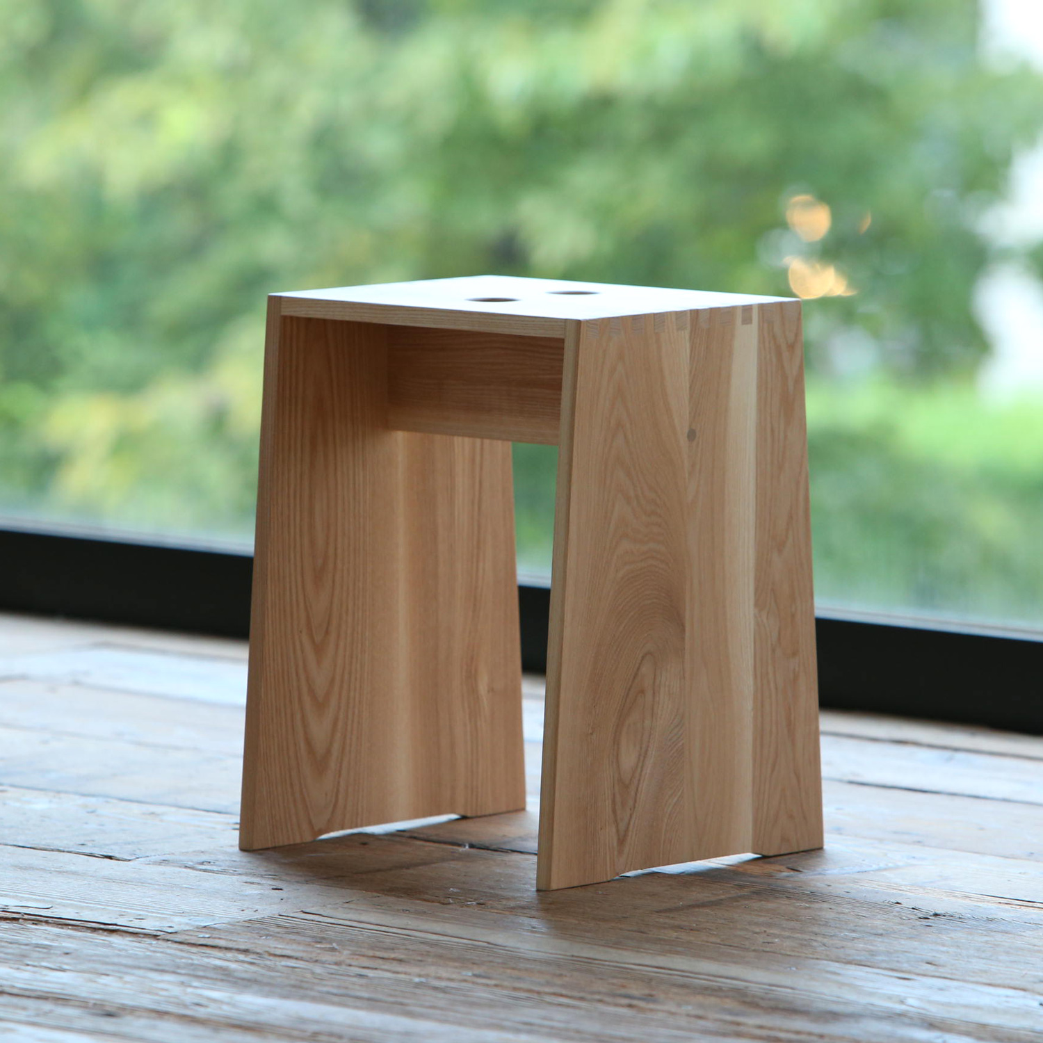 GAKUNAN/タモ無垢材のスツール ブラック -木の質感が生きたシンプルな