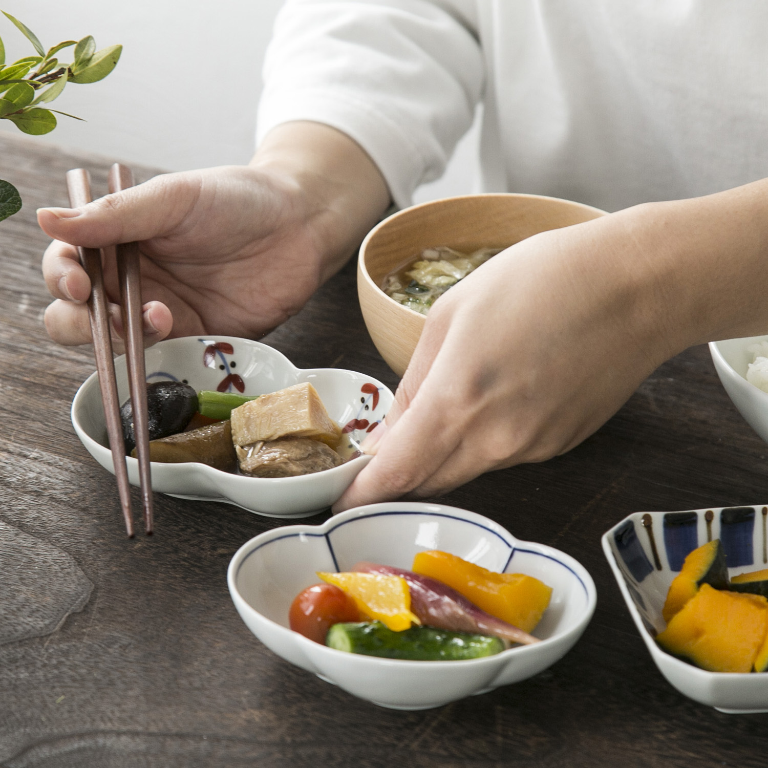 みのりの小鉢 木瓜小鉢 染付ふちどり -絶妙なサイズ感で、目にも楽しい