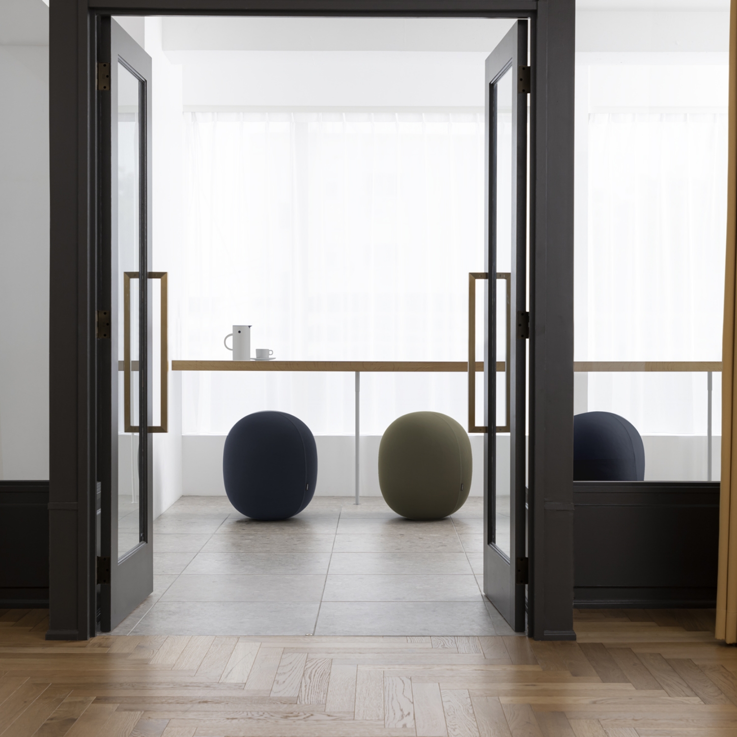 ＆MEDICAL/MALLOW オーバルバランスボール -場所を取らず座りやすい